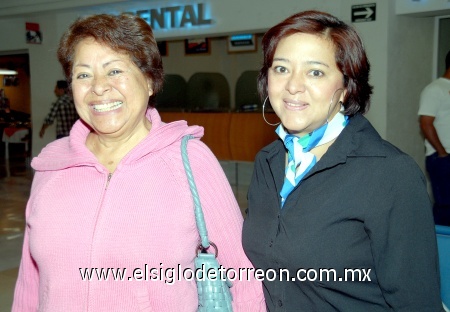 18032009 María del Carmen Rodríguez y Laura Vargas viajaron en plan de negocios a la Ciudad de México.