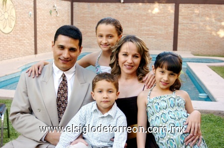 17032009 Alfonso González Cuneros y Guadalupe González de González junto a sus hijos Regina, Eloísa y Carlos Alfonso González González.