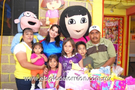 17032009 Melissa Aguilar junto a algunos asistentes a su fiesta de cumpleaños.