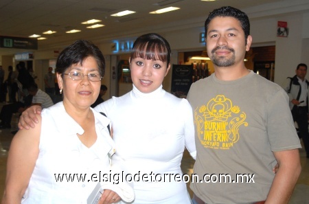 17032009 Rosario Gallegos se fue de visita a México y fue despedida por Verónica Sánchez y Luis Mosqueda.