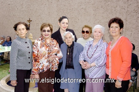 15032009 Doña Consuelo acompañada de Enriqueta, María Elena, Adriana, Cecilia, Irma y Teresa.