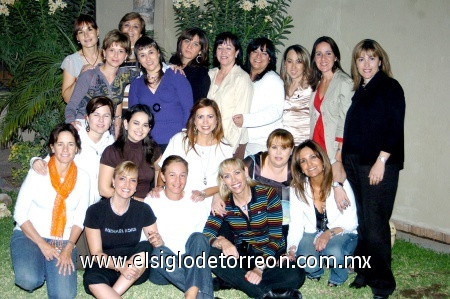 15032009 Amigas. La Güera Montalvo se reunió con sus amigas que la felicitaron por su cumpleaños organizándole así una fiesta sorpresa la cual estuvo divertidísima.