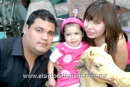 15032009 Silvia Mariel acompañada de sus papás Horacio Enríquez Ruelas y Érika Torres de Enríquez.