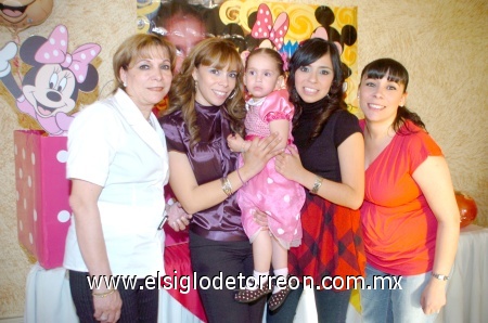 15032009 Valeria con su abuelita Juanita Venegas, su mamá Claudia y sus tías Mariana y Pamela Rodríguez.