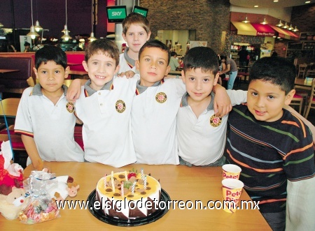 15032009 Leonardo de la Parra Soto en su cumpleaños en la grata compañía de Carlos, Daniel, Luis Fer, Óscar y Lorenzo.