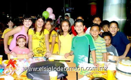 15032009 Aranza Valentina Lozano Orona rodeada de los asistentes a su fiesta de cumpleaños.