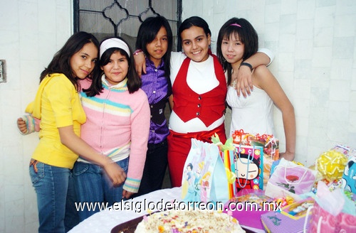 19032009 Felicidades. Bárbara acompañada de sus amigas Perla Marines, Arlete Maribel Martínez, Linda Aurora Amatón y Yolanda, quienes la felicitaron y le llevaron regalos.