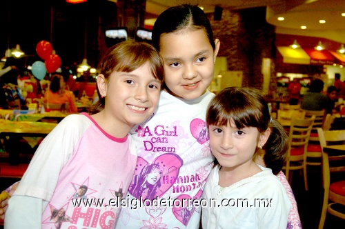 20032009 Asistentes. Diana Laura Gómez, Ana Karen Gómez e Ilse Valeria Jiménez.