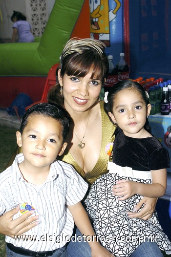 21032009 Érika Monsiváis de Silva junto a sus hijos Érick y Tairy Silva Monsiváis.