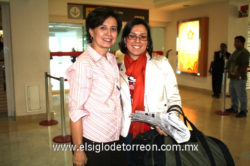 21032009 Elizabeth Pérez Alemán recibió a Nadia Cervantes a su llegada de Nueva York.