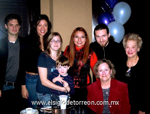 22032009 La festejada acompañada por Gab Richards, Nichole Caldwel-Richards, Ashley, Avery Brooks, Ryan Strickland, Cindy y Eleonor Howard.