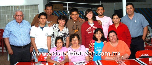 23032009  José Luis, Guillermo, Eduardo, Mónica, Cecy, Guillermo Jr., José Luis (hijo), Esthela, José Luis (nieto), Marcela, Mariana y Lety festejaron a la Sra. Martha Yolanda Almeida de Guerrero en su cumpleaños.