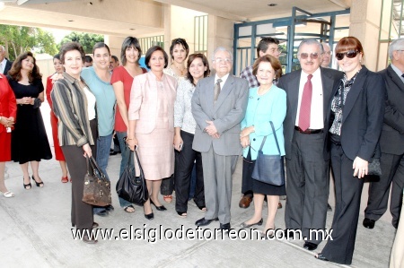 22032009 Don Braulio Fernández Aguirre rodeado por María Cristina de Fernández, Natalia, Cristy y Cecy, Cristina de Fernández, Lucy, María Lucía F. de López, Braulio Fernández Aguirre y Liliana.