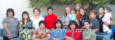 22032009 De fiesta. La homenajeada gozó de la asistencia de familiares y amigas que le desearon un sinfín de buenos deseos para ella y su bebé que está por nacer.