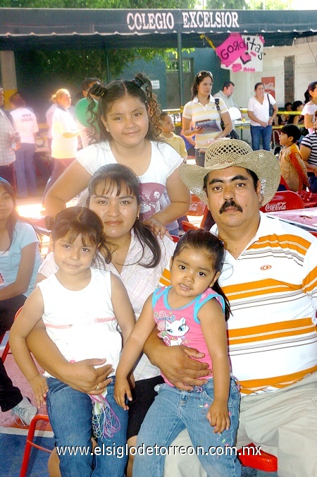 22032009 Patricia de Chavarría y Eduardo Chavarría junto a sus hijas Magaly, Mariana y Melissa Chavarría.