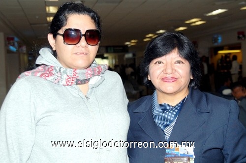 25032009 María López Urbina viajó a Mexicali y fue despedida por Tania Monserrat Pichardo.