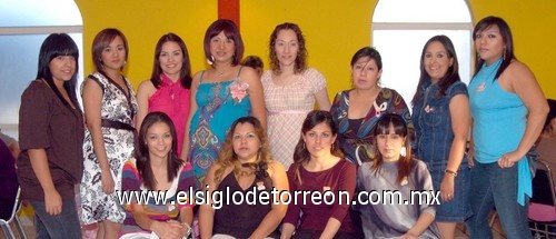 26032009 En espera. Claudia con un grupo de familiares y amigas que la acompañaron en su fiesta donde le llevaron lindos obsequios tales como bañera, portabebé, ropita, accesorios y más.