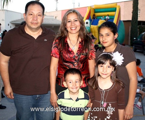 26032009 El cumpleañero junto a sus papás Manuel Arias y Mariana Rodarte de Arias, sus hermanas Mariana y Valeria.