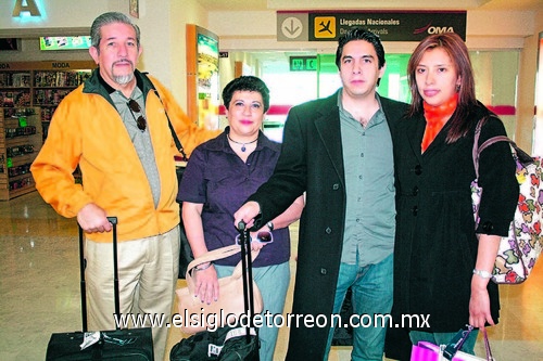 26032009 José Manuel Corona y Yemelli Romero llegaron de la Ciudad de México y los recibieron José Luis y Margarita Corona.