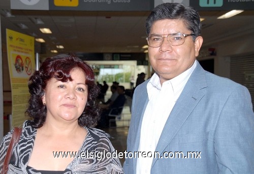 26032009 Concepción Córdova viajó a la Ciudad de México y fue despedida por Héctor Carrillo.