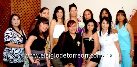 27032009 Primera despedida. La novia acompañada de Lucero, Jouline, Marisa, Carmen, Claudia, Karmina, Mayté, Tere, Carla y Ana, amigas que le desearon numerosos parabienes.