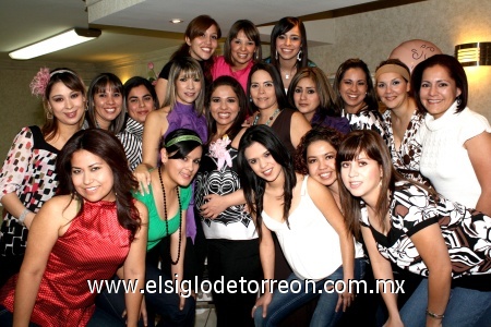 27032009 Muy felicitada. La futura mamá rodeada de un grupo de amigas que asistieron a su fiesta celebrada en la ciudad de Gómez Palacio, Dgo., el 16 de marzo pasado.