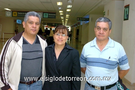 27032009  Jorge Arturo Araujo, María Victoria y Jonás Valenzuela partieron a la Ciudad de México.