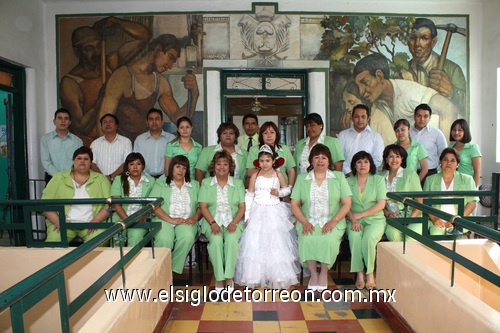 29032009 Mariana acompañada por el personal docente de la escuela.