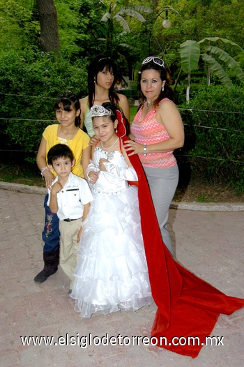 29032009 La Reyna Mariana junto a su mamá Sra. María Elena Valenzuela de Córdova y sus hermanos Fanny, Diocelina y Óscar.