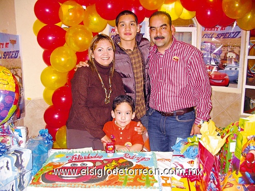 29032009 Divertida fiesta de cumpleaños tuvo Rodrigo Salazar Rentería, quien luce en compañía de sus papás Magaly Rentería de Salazar y José Alberto Salazar Vela, y de su hermano José Alberto.