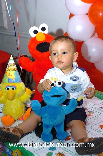 29032009 Patricio lució feliz en su primera piñata.