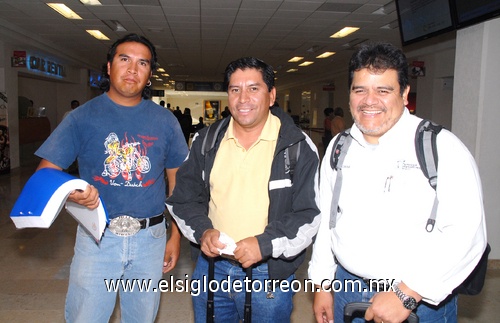 30032009 Héctor Corona y Rafael del Moral llegaron de la Ciudad de México y fueron recibidos por Froylan Luna.