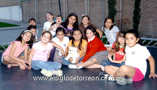 31032009 La felicitan. Salma con sus amiguitas con quienes festejó sus ocho años de vida.