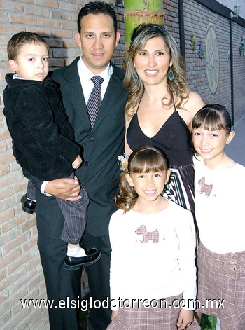 01042009 César Pérez y Mónica Pereyra de Pérez con sus hijos César, Mary Fer y Pau Pérez Pereyra.