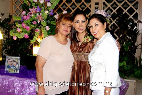 03042009 Zaira acompañada por las anfitrionas de su fiesta prenupcial: María Esther Ramírez de Milán y Ana María Salazar Rauda de Rodríguez.