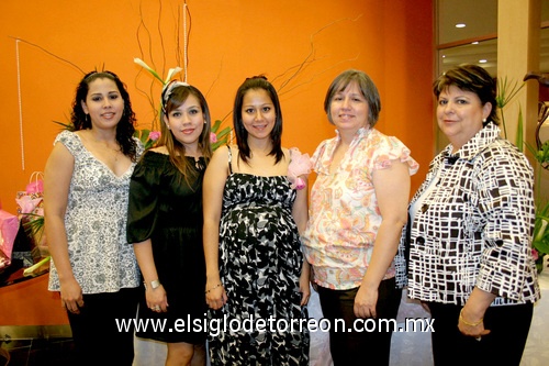 03042009 Ana Patricia de Rodríguez con las organizadoras de su fiesta de canastilla: Patricia de Téllez, Karla de Téllez, Perla de Téllez y Lupita Gaucín.