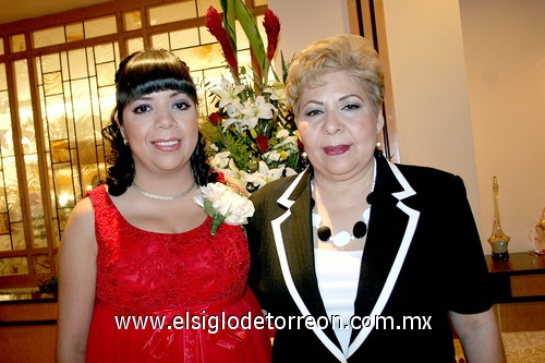 03042009 Karla acompañada de su mamá Beatriz Méndez Pámanes.