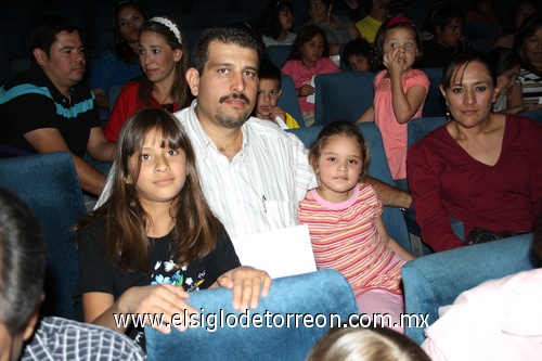 05042009 Fernando Sotelo Sepúlveda, Ava Astorga, Paola y Marifer.