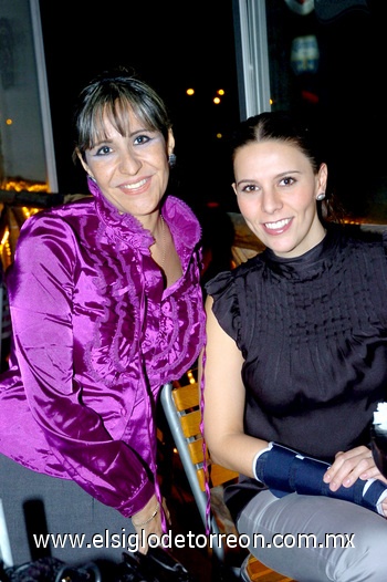 05042009 Elizabeth Vega y Rocío Nassar en reciente evento social.