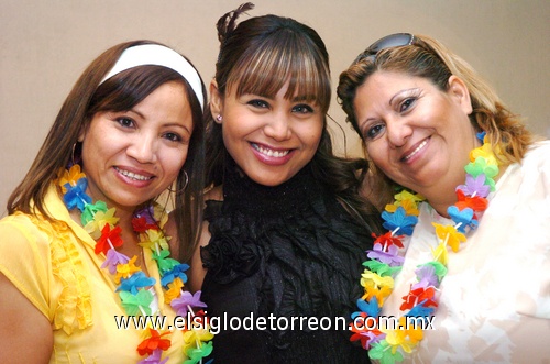 04042009 Diana Olivia acompañada por las organizadoras de su fiesta prenupcial: su mamá Olga Olivia Rosales Z. y su tía Yolanda Alvarado Luján.