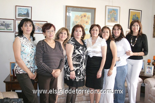 04042009 Enhorabuena. La festejada acompañada de Alma, Mely, Laura, Blanca, Cecy, Gaby y Susy.