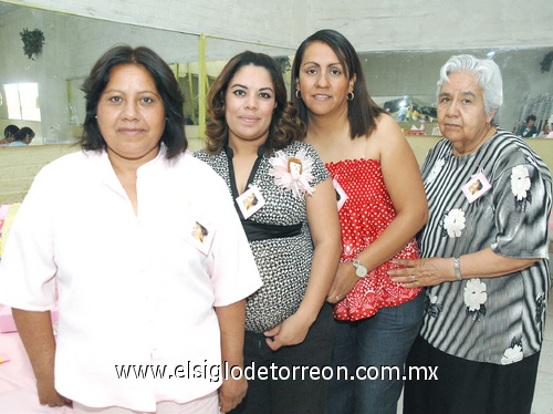 04042009 La futura mamá junto a las organizadoras de la fiesta de canastilla: Marisol Astorga, Mary Paz Vega y María de la Luz Astorga.