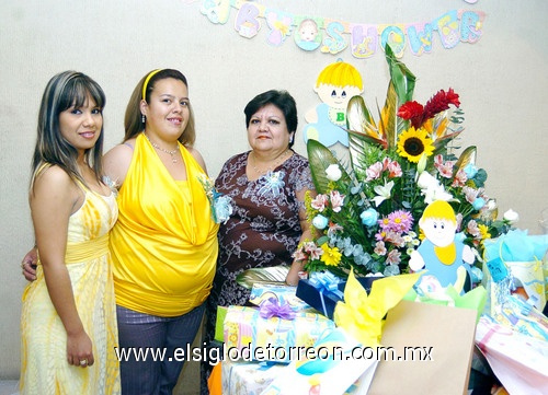 05042009 Azucena Anahí junto a las organizadoras de su fiesta de canastilla, Carmen Elvira Limón Rodríguez y Lirio Lucio Limón.