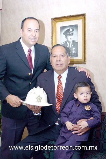 05042009 Don Julio Martínez Lozano, Julio Luis Martínez del Río y el pequeño Julio Francisco Martínez Espino, quien posee el casco de bombero de su bisabuelo don Julio Martínez Álvarez (f).