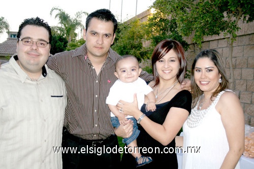 05042009 Leonardo González Salcido junto a sus papás Luis Ernesto González y Adriana Salcido y sus padrinos Alberto Silveyra y Angelina Rodríguez de Silveyra.