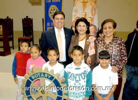 29032009 Guillermo Contreras de la Paz, presidente del Club Rotario de Torreón con su esposa Lety, la señora Velia Guerrero y con escolares del Instituto Jade.