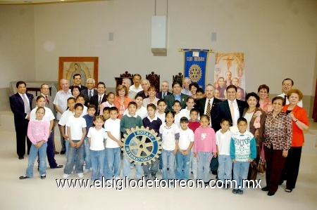 29032009 Obra de Caballeros de Colón. El Centro Educativo Juan Agustín de Espinoza 'Jade' en el que estudian niños que viven en el albergue del Padre Manuelito, recibieron donativo por parte del Club Rotario de Torreón.