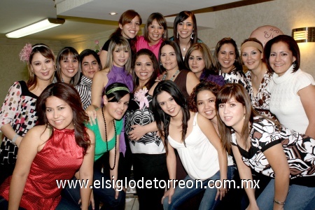 29032009 Muy felicitada. La futura mamá rodeada de un grupo de amigas que asistieron a su fiesta celebrada en la ciudad de Gómez Palacio, Dgo.,  el 16 de marzo pasado.