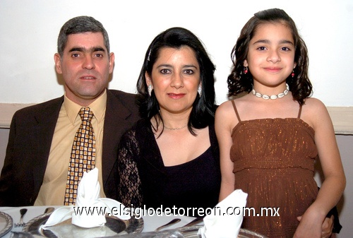 07042009 Miguel Ángel Ordaz Sabag, Leonor Esthela Quiñónez de Ordaz y Amira Ordaz Quiñónez.