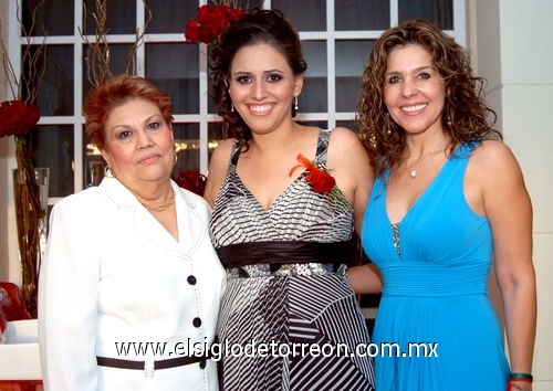 07042009 Mónica Olmos acompañada por Adolfina Sifuentes y Élida Tirado.